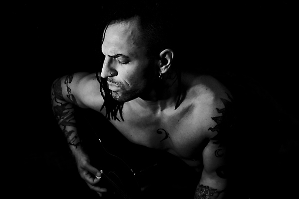 포토 JPG 해외이미지 백인 라이프스타일 남자 별 악기 음악 백그라운드 노래 놀이 휴식 탈의 한명 사람 성인 검은색 어둠 소리 음악가 가수 기구 기타 집중 근육질 기타리스트 고립 뮤지컬 해외포토 자연요소 서양인 직업 1 컬러 컨셉 현악기 근육 문화예술 생활 연주자 몸매 파일형식 이미지허브