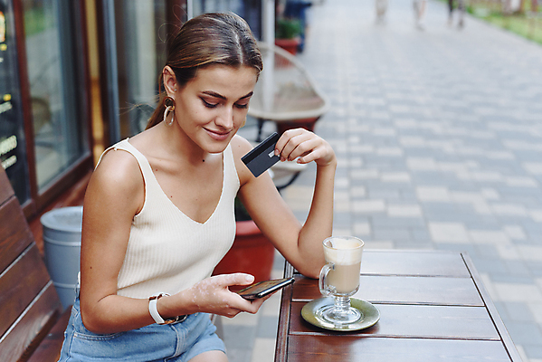 포토 JPG 해외이미지 손 여자 행복 커피 백그라운드 인터넷 비즈니스 통신 모바일 거리 세포 한명 사람 야외 금융 스마트폰 핸드폰 쇼핑 상점 카페 잡기 도시 신용카드 닫기 구매 무선전화기 스마트 상업 전자 결제 부름 온라인 편리함 인출 해외포토 1 감정 음료 컨셉 모션 신체부위 경제 전자제품 스마트기기 전화기 파일형식 이미지허브