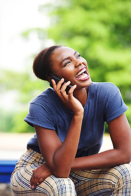 포토 JPG 해외이미지 모델 1 라이프스타일 손 응시 여자 행복 얼굴 백그라운드 모바일 대화 한명 미소 웃음 사람 앉기 성인 스마트폰 뷰티 유행 우주 검은색 기쁨 듣기 표현 잡기 시원함 전화기 스마트 스타일 해외포토 시선 감정 컬러 컨셉 모션 표정 말하기 생활 신체부위 핸드폰 스마트기기 파일형식 이미지허브