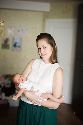 포토 JPG 해외이미지 응시 여자 안기 엄마 실내 상반신 성인 두명 앞모습 옆모습 아웃포커스 육아 자녀 아기 돌봄 해외포토 시선 뷰포인트 가족 모션 촬영기법 사람 내부 파일형식 이미지허브