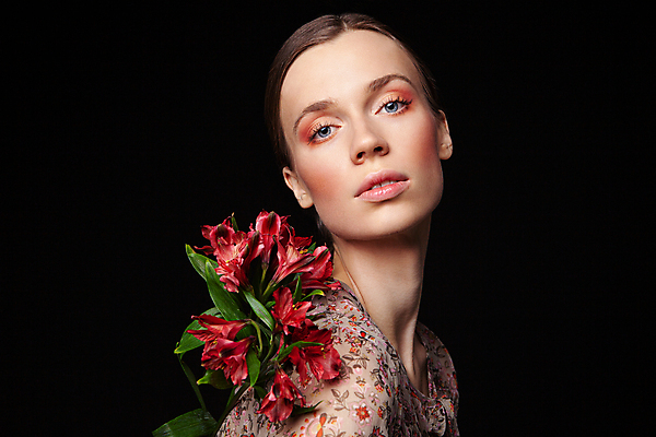 포토 JPG 해외이미지 스튜디오촬영 식물 모델 외관 옷 여자 꽃잎 꽃 검은배경 한명 가로 뷰티 유행 낭만 벚꽃 우아함 유기농 블라우스 향기 부드러움 개성 내추럴 고립 단아함 성격 완벽 스타일 카피스페이스 세련 해외포토 1 웰빙 백그라운드 컨셉 상의 실내 사람 검은색 공백 감각 냄새 파일형식 이미지허브