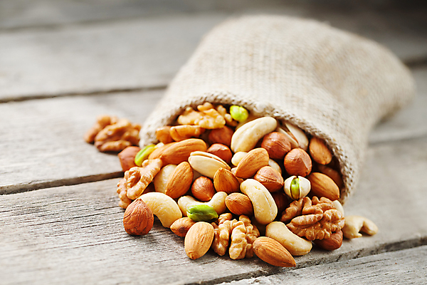 포토 JPG 해외이미지 사람없음 견과류 유기농 담기 호두 자루 아몬드 쏟아짐 나무탁자 캐슈넛 피스타치오 헤이즐넛 해외포토 웰빙 모션 탁자 파일형식 이미지허브