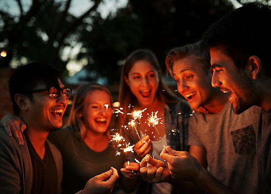 포토 JPG 해외이미지 라이프스타일 여자 남자 행복 함께함 불꽃놀이 서기 들기 여러명 상반신 20대 성인 야외 앞모습 옆모습 아웃포커스 친구 빛 파티 어둠 우정 잡기 그룹 야간 저녁 성인만 해외포토 자연요소 감정 뷰포인트 다수 컨셉 관계 모션 놀이 촬영기법 사람 이벤트 청년 생활 파일형식 이미지허브