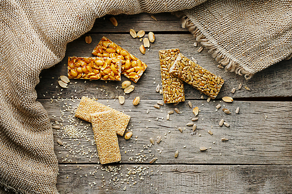 포토 JPG 해외이미지 실내 사람없음 하이앵글 땅콩 에너지바 참깨 해바라기씨 나무배경 해외포토 음식 뷰포인트 백그라운드 씨앗 내부 견과류 깨 파일형식 이미지허브