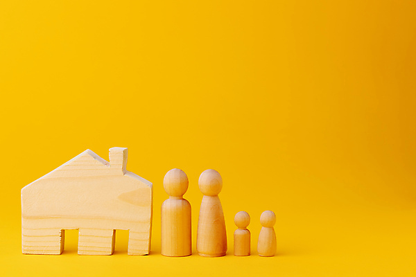 포토 JPG 해외이미지 가족 주택 사람모양 사람없음 목재 장난감 피규어 말_게임 건축모형 노란배경 해외포토 모양 나무 백그라운드 재료 관계 건물 노란색 모형 미니어처 게임 파일형식 이미지허브