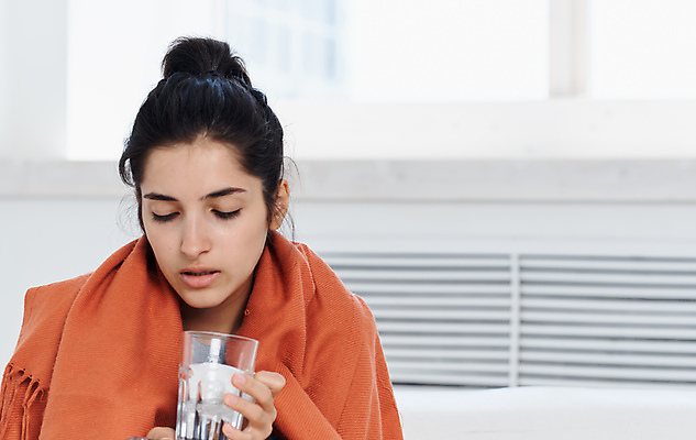 포토 JPG 해외이미지 여자 건강 피곤 한명 들기 상반신 성인 알약 약 추위 질병 담요 물컵 덮기 증상 성인여자한명만 해외포토 1 컨셉 의학 모션 사람 컵 여자한명만 성인여자만 파일형식 이미지허브