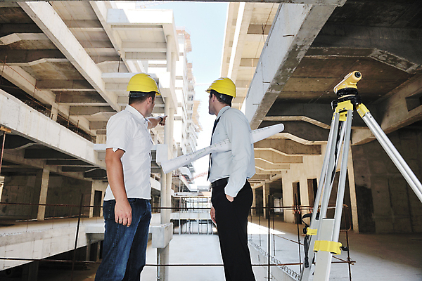 포토 JPG 해외이미지 응시 남자 건축 건설업 상반신 성인 두명 옆모습 건설현장 설계도 가리킴 비즈니스맨 엔지니어 안전모 건축가 주머니손 성인남자만 해외포토 직업 시선 산업 뷰포인트 비즈니스 모션 사람 손짓 직장인 기술자 헬멧 안전장비 남자만 성인만 파일형식 이미지허브