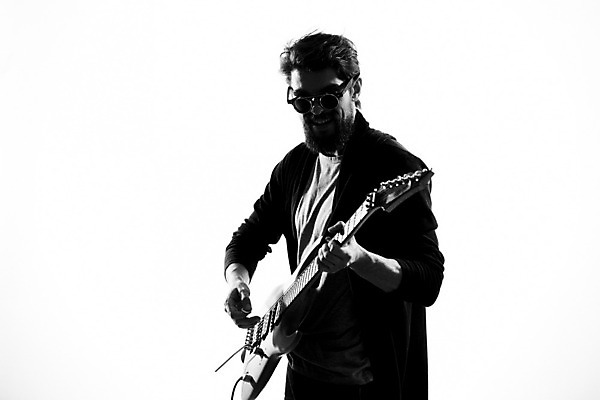 포토 JPG 해외이미지 남자 연주 흑백 한명 상반신 성인 옆모습 선글라스 기타 매기 기타리스트 로큰롤 락스타 성인남자한명만 해외포토 1 안경 음악 뷰포인트 모션 현악기 촬영기법 사람 연주자 남자한명만 성인남자만 파일형식 이미지허브