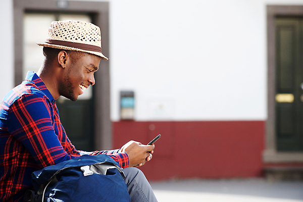 포토 JPG 해외이미지 모델 모자 1 라이프스타일 손 응시 남자 행복 얼굴 여행 백그라운드 가방 배낭 텍스트 모바일 휴가 거리 한명 미소 웃음 사람 성인 야외 옆모습 스마트폰 여행객 우주 검은색 표현 잡기 도시 전화기 스마트 해외포토 시선 잡화 감정 뷰포인트 컬러 컨셉 모션 표정 생활 신체부위 핸드폰 스마트기기 파일형식 이미지허브