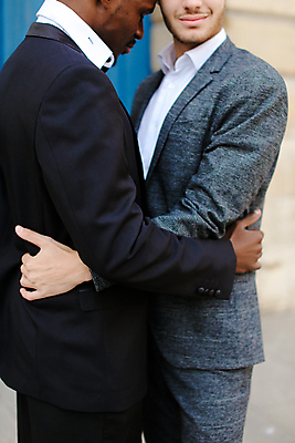 포토 JPG 해외이미지 백인 모델 라이프스타일 커플 옷 남자 행복 유럽 포즈 백그라운드 셔츠 2 관계 포옹 나비넥타이 거리 사랑 사람 정장 성인 야외 두명 유행 문 검은색 회색 코트 도시 클래식 우아함 닫기 동성애자 스타일 성소수자 해외포토 서양인 감정 나라 컬러 컨셉 상의 안기 모션 넥타이 생활 외투 파일형식 이미지허브