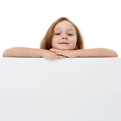 포토 JPG 해외이미지 서양인 여자 어린이 프레임 한명 상반신 앞모습 사각형 기댐 집중 보여주기 주목 소녀한명만 카피스페이스 해외포토 도형 외국인 1 뷰포인트 컨셉 모션 사람 공백 여자한명만 소녀만 파일형식 이미지허브