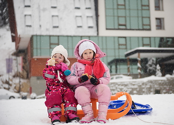 포토 JPG 해외이미지 전신 여자 행복 어린이 스포츠 겨울 가족 휴가 함께함 사랑 사람 앉기 야외 두명 친구 쿠키 기쁨 낭만 추위 승차 먹기 자매 썰매 썰매타기 언니 눈내림 소녀만 해외포토 계절 감정 컨셉 관계 모션 디저트 눈_날씨 전통놀이 여자만 어린이만 파일형식 이미지허브