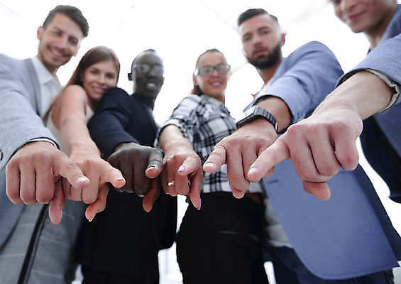 포토 JPG 해외이미지 서양인 여자 남자 로우앵글 협력 정장 여러명 상반신 성인 가리킴 비즈니스맨 비즈니스우먼 동료 성인만 해외포토 외국인 옷 뷰포인트 다수 비즈니스 관계 사람 손짓 직장인 파일형식 이미지허브