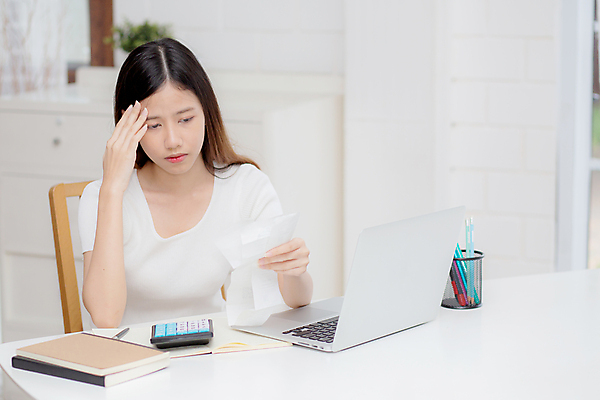 포토 JPG 해외이미지 백인 응시 여자 감정 아시아 종이 돈 비즈니스 가정 탁자 스트레스 주택 실내 피곤 한명 사람 동양인 성인 금융 노트북 컴퓨터 계산기 표현 좌절 책상 고민 결제 문제 계산서 빚 계좌 세금 심각 예산 우울증 트러블 해외포토 서양인 1 시선 나라 가구 컨셉 문구용품 인종 내부 건물 경제 전자제품 장비 재산 질병 파일형식 이미지허브