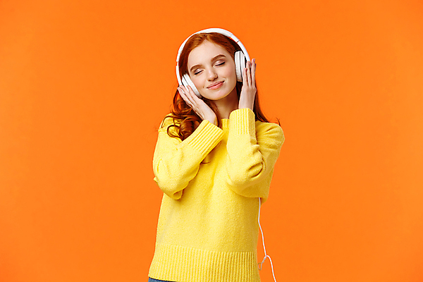 포토 JPG 해외이미지 여자 실내 한명 웃음 상반신 성인 앞모습 노란색 눈감음 헤드셋 즐거움 노래감상 성인여자한명만 해외포토 1 감정 뷰포인트 컬러 음향기기 모션 표정 사람 내부 헤드폰 음악감상 여자한명만 성인여자만 파일형식 이미지허브