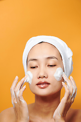 포토 JPG 해외이미지 응시 여자 실내 두건 한명 동양인 상반신 성인 앞모습 수건 뷰티 세수 바르기 노란배경 클렌징폼 성인여자한명만 해외포토 1 시선 뷰포인트 백그라운드 모션 사람 인종 내부 위생용품 노란색 청결 세안용품 여자한명만 성인여자만 파일형식 이미지허브