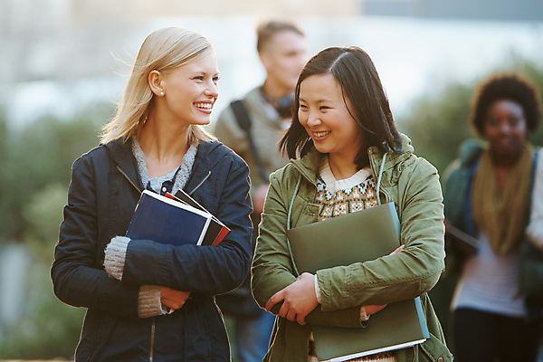 포토 JPG 해외이미지 주간 라이프스타일 응시 여자 교육 남자 대학생 서기 미소 들기 여러명 상반신 20대 성인 야외 앞모습 아웃포커스 캐주얼 걷기 캠퍼스라이프 우정 대학교 성인만 해외포토 자연요소 학생 시선 옷 뷰포인트 다수 학교 모션 촬영기법 표정 사람 청년 생활 친구 파일형식 이미지허브
