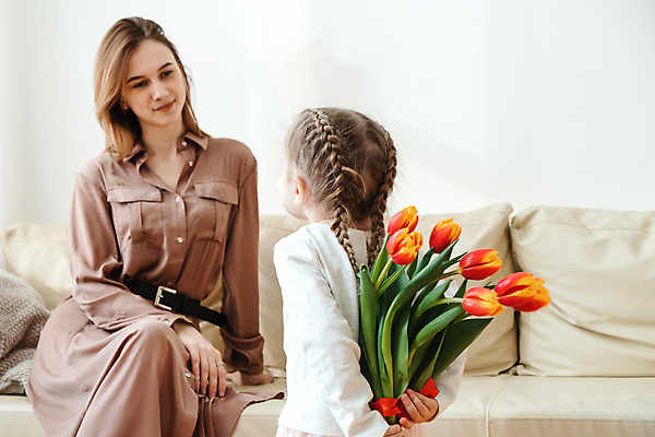 포토 JPG 해외이미지 응시 여자 어린이 모녀 실내 선물 앉기 상반신 성인 두명 앞모습 뒷모습 소파 튤립 숨김 여자만 해외포토 시선 꽃 딸 뷰포인트 컨셉 의자 가족 모션 엄마 사람 내부 파일형식 이미지허브