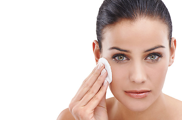 포토 JPG 해외이미지 모델 응시 여자 백그라운드 한명 들기 상반신 성인 앞모습 뷰티 우아함 피부 화장솜 성인여자한명만 카피스페이스 해외포토 1 시선 뷰포인트 컨셉 모션 사람 신체부위 공백 화장용품 여자한명만 성인여자만 파일형식 이미지허브