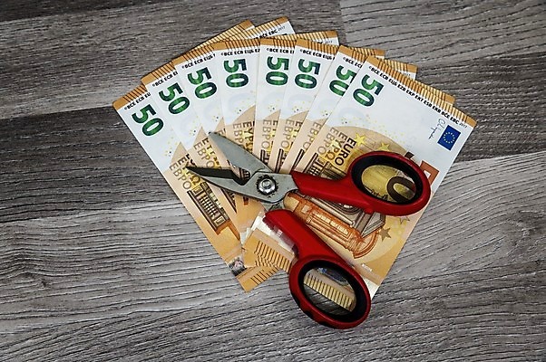 포토 JPG 해외이미지 손 유럽 종이 백그라운드 컨셉 지폐 돈 비즈니스 화살 사람없음 빨간색 금융 경제 사무실 세일 달러 저축 유로 성장 흰색 절약 위험 가격 자르기 심볼 투자 손질 파산 빚 그만 예산 위기 비용 해외포토 나라 컬러 모션 신체부위 재산 파일형식 이미지허브