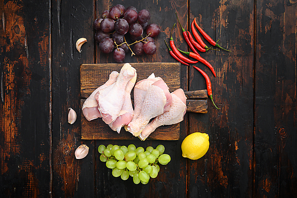 포토 JPG 해외이미지 고추 포도 마늘 생고기 사람없음 닭고기 레몬 닭다리 나무도마 생닭 해외포토 채소 과일 도마 육류 목재 닭 파일형식 이미지허브