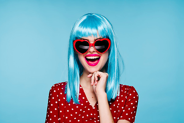 포토 JPG 해외이미지 여자 하늘색 한명 웃음 상반신 성인 앞모습 선글라스 턱괴기 기쁨 가발 성인여자한명만 힙스터 해외포토 1 패션 감정 안경 뷰포인트 모션 표정 사람 파란색 여자한명만 성인여자만 파일형식 이미지허브