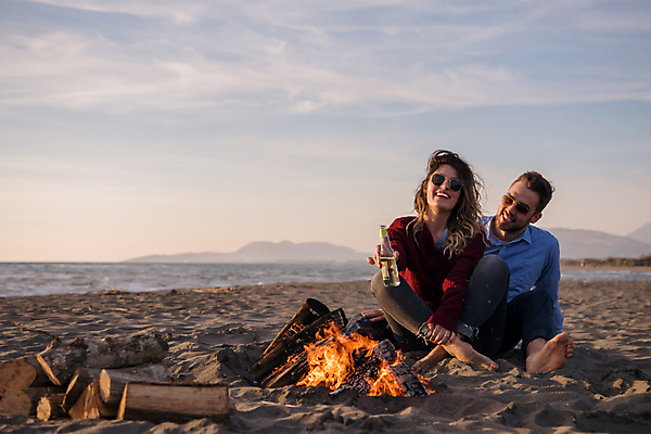 포토 JPG 해외이미지 전신 커플 여자 남자 하늘 웃음 들기 앉기 성인 해변 야외 두명 앞모습 캠핑 야간 모닥불 음료수병 성인만 해외포토 자연요소 바다 뷰포인트 관계 모션 불 레저 표정 사람 병_담는 파일형식 이미지허브