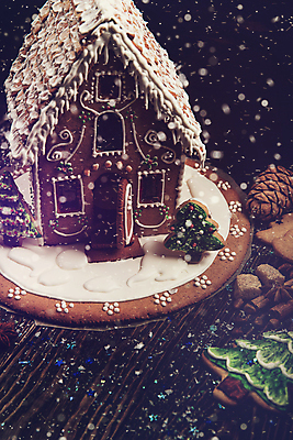 포토 JPG 해외이미지 크리스마스 실내 사람없음 쿠키 눈 과자집 크리스마스트리모양쿠키 나무배경 해외포토 자연요소 기념일 백그라운드 날씨 디저트 내부 파일형식 이미지허브