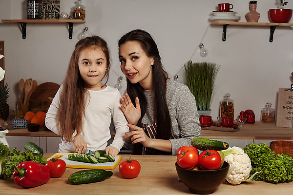 포토 JPG 해외이미지 응시 여자 딸 어린이 모녀 엄마 함께함 실내 상반신 성인 두명 앞모습 주방 자르기 재료손질 즐거움 요리중 여자만 해외포토 시선 감정 뷰포인트 컨셉 가족 모션 사람 내부 손질 파일형식 이미지허브