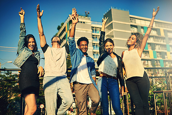 포토 JPG 해외이미지 주간 라이프스타일 응시 여자 남자 행복 함께함 여러명 20대 성인 야외 앞모습 친구 햇빛 손들기 우정 자유 잡기 도시 그룹 성인만 해외포토 자연요소 시선 감정 뷰포인트 다수 컨셉 관계 모션 사람 청년 생활 태양 파일형식 이미지허브