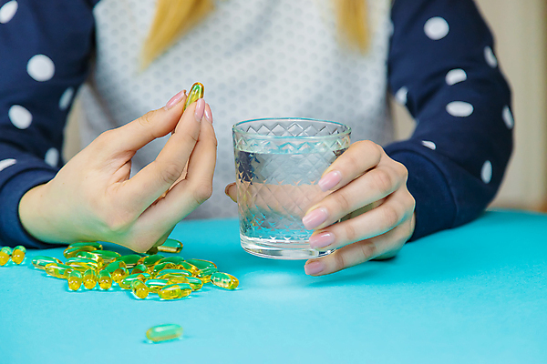 포토 JPG 해외이미지 백그라운드 컨셉 다이어트 건강 3 어류 사람없음 치료 알약 약 노란색 우주 흰색 닫기 기름 정상 약국 질감 간 부드러움 비타민 흘림 조제 보충 고립 돌봄 복용 약사 오메가 많음 해외포토 음식 컬러 의학 모션 수중동물 장기_의학 감각 만들기 영양소 파일형식 이미지허브