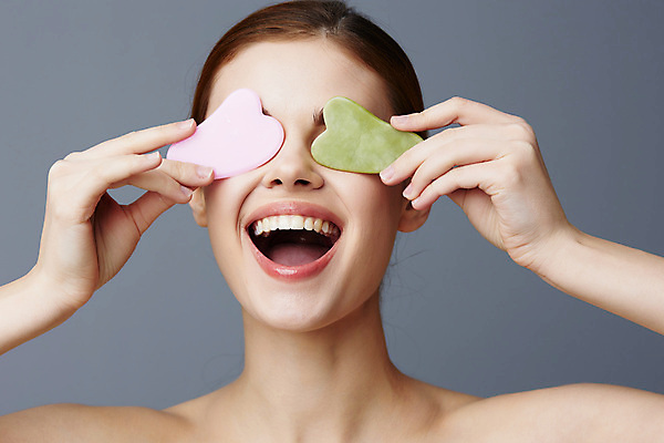 포토 JPG 해외이미지 여자 얼굴 장난 실내 한명 미소 들기 상반신 성인 앞모습 뷰티 스파 눈가림 마사지 미용용품 개구쟁이 피부관리 성인여자한명만 괄사 해외포토 1 뷰포인트 모션 표정 사람 내부 신체부위 가림 오브젝트 여자한명만 성인여자만 파일형식 이미지허브