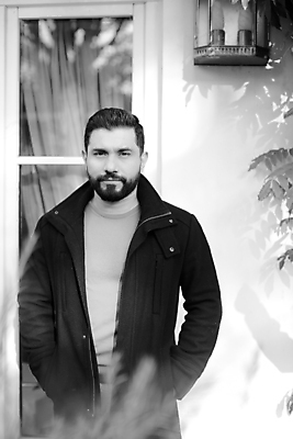 포토 JPG 해외이미지 백인 모델 라이프스타일 옷 남자 행복 유럽 포즈 백그라운드 유리 거리 한명 미소 사람 정장 소년 성인 야외 뷰티 유행 문 걷기 검은색 흰색 도시 우아함 스타일 해외포토 서양인 1 감정 나라 어린이 컬러 컨셉 모션 재질 표정 생활 파일형식 이미지허브