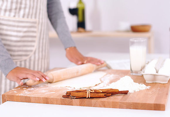 포토 JPG 해외이미지 백인 모자 라이프스타일 여자 딸 행복 음식 크리스마스 가족 탁자 휴가 주택 요리 미소 사람 사람없음 빨간색 뷰티 산타클로스 쿠키 케이크 주방 계란 앞치마 기쁨 빵집 우유 축하 굽기 준비 반죽 밀가루 시나몬 핸드메이드 해외포토 서양인 잡화 기념일 감정 컬러 가구 컨셉 관계 디저트 유제품 표정 건물 생활 상점 알 가루 구이 파일형식 이미지허브