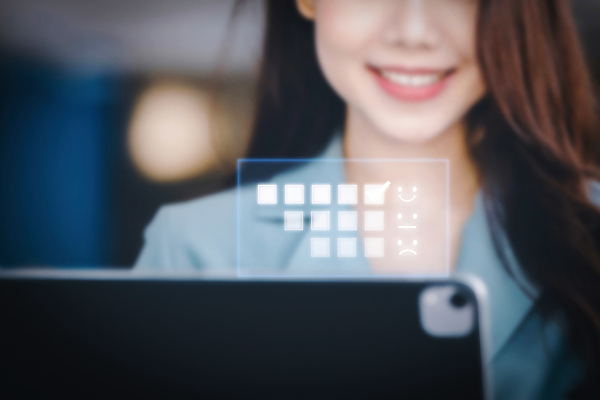 포토 JPG 해외이미지 응시 여자 비즈니스 실내 한명 미소 동양인 상반신 성인 앞모습 태블릿 비즈니스우먼 성인여자한명만 해외포토 1 시선 뷰포인트 표정 사람 인종 내부 전자제품 스마트기기 직장인 여자한명만 성인여자만 파일형식 이미지허브