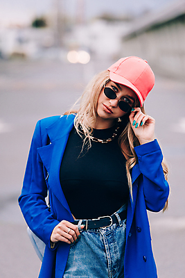 포토 JPG 해외이미지 백인 모델 라이프스타일 디자인 응시 옷 여자 포즈 백그라운드 운동화 거리 한명 사람 성인 건물 금발 뷰티 유행 검은색 봄 재킷 벨트 청바지 표현 도시 화려 정상 가슴 날씬함 캡모자 스타일 힙스터 해외포토 서양인 모자_잡화 1 헤어스타일 건축물 시선 잡화 계절 패션 컬러 신발 컨셉 바지 생활 신체부위 외투 몸매 파일형식 이미지허브