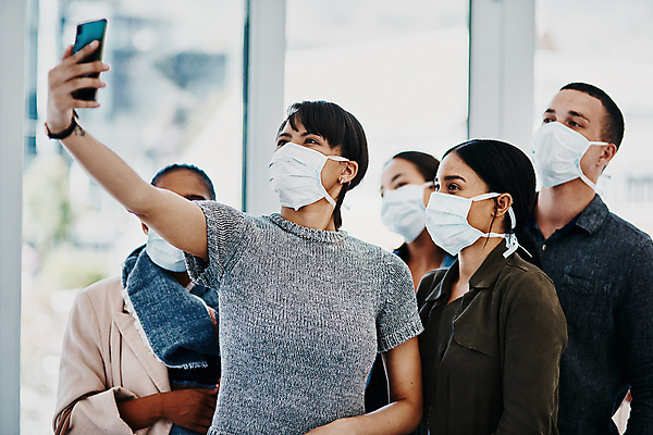 포토 JPG 해외이미지 라이프스타일 응시 여자 남자 함께함 실내 마스크 서기 들기 여러명 성인 앞모습 옆모습 친구 스마트폰 우정 그룹 셀프카메라 성인만 해외포토 시선 뷰포인트 다수 컨셉 관계 모션 사람 내부 생활 핸드폰 스마트기기 사진촬영 파일형식 이미지허브