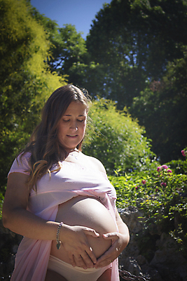 포토 JPG 해외이미지 백인 라이프스타일 공원 여자 행복 감정 자연 엄마 휴식 건강 사랑 한명 서기 사람 성인 야외 여름 뷰티 화목 봄 임산부 임신 아기 개화 돌봄 복부 어머니의날 해외포토 서양인 1 계절 공공시설 기념일 꽃 컨셉 가족 모션 생활 신체부위 생태계 미국문화 파일형식 이미지허브