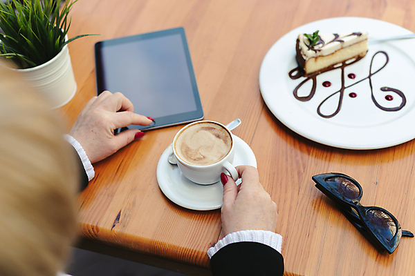포토 JPG 해외이미지 전통 안경 커피 음료 음식 백그라운드 비즈니스 탁자 아침 휴식 디저트 한명 목재 컵 빛 사무실 알약 갈색 우주 케이크 식당 검은색 카페 빵집 우유 머그컵 흰색 신선 업무 뜨거움 달콤 맛 아침식사 정상 설탕 책상 카푸치노 에스프레소 점심식사 단절 라떼 카페인 페스츄리 해외포토 주간 나무 1 식기 잡화 빵 컬러 가구 컨셉 재료 유제품 사람 약 상점 식사 작업 파일형식 이미지허브