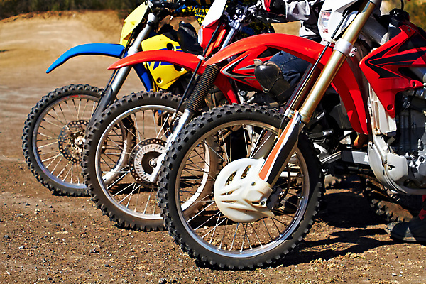 포토 JPG 해외이미지 남자 길 성인 세명 흙 자유 하반신 오토바이 익스트림스포츠 성인남자만 해외포토 스포츠 컨셉 사람 바이크 남자만 성인만 파일형식 이미지허브