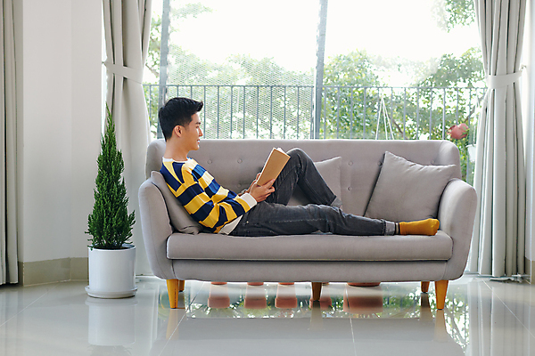 포토 JPG 해외이미지 전신 남자 여유 거실 휴식 실내 한명 앉기 동양인 성인 옆모습 책 소파 독서 읽기 성인남자한명만 집콕 해외포토 1 감정 뷰포인트 컨셉 의자 모션 사람 인종 내부 신조어 남자한명만 성인남자만 파일형식 앳홈라이프 이미지허브