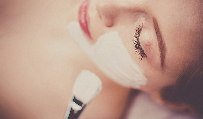 포토 JPG 해외이미지 여자 실내 한명 미소 근접촬영 상반신 성인 앞모습 뷰티 눈감음 붓 피부관리 바르기 팩 성인여자한명만 해외포토 1 뷰포인트 모션 표정 사람 내부 화장품 여자한명만 성인여자만 파일형식 이미지허브