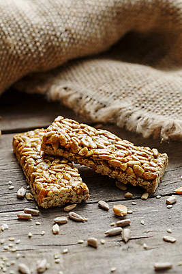 포토 JPG 해외이미지 실내 사람없음 아웃포커스 삼베 땅콩 에너지바 나무배경 해외포토 음식 백그라운드 촬영기법 내부 견과류 파일형식 천_직물 이미지허브