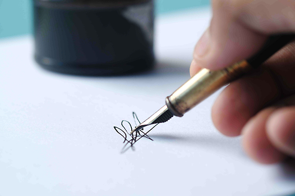 포토 JPG 해외이미지 직업 전통 손 교육 남자 설계 한명 사람없음 만년필 저축 기록 잡지 편지 집중 문서 서명 필기체 해외포토 문자 1 컨셉 사람 신체부위 간행물 금융 펜 파일형식 이미지허브