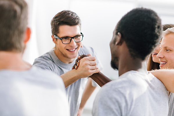 포토 JPG 해외이미지 라이프스타일 여자 남자 행복 안경 악수 실내 웃음 여러명 상반신 성인 앞모습 옆모습 뒷모습 친구 마주보기 소프트포커스 성인만 해외포토 잡화 감정 뷰포인트 다수 관계 모션 촬영기법 표정 사람 손짓 내부 생활 파일형식 이미지허브