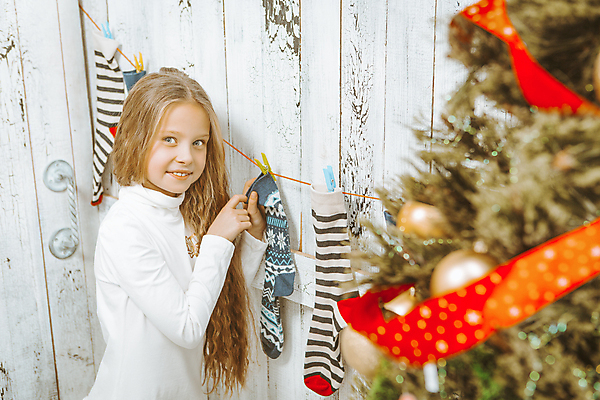포토 JPG 해외이미지 백인 전통 디자인 어린이 크리스마스장식 크리스마스 공 휴가 새해 양말 기념 선물 두명 장식 10대 장난감 산타클로스 믿음 놀람 축하 12월 기적 소원 크리스마스이브 해외포토 서양인 기념일 감정 컨셉 청소년 표정 사람 날짜 파일형식 이미지허브