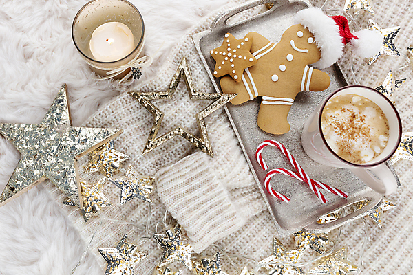 포토 JPG 해외이미지 별 크리스마스 크리스마스용품 쟁반 실내 사람없음 하이앵글 미니어처 니트 향초 코코아 별모형 지팡이사탕 진저맨 진저쿠키 해외포토 자연요소 기념일 음료 뷰포인트 상의 초 사탕 내부 모형 쿠키 용품 파일형식 이미지허브