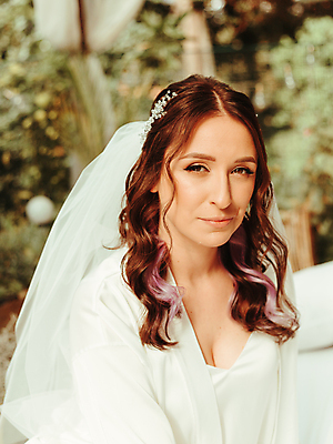 포토 JPG 해외이미지 백인 모델 헤어스타일 드레스 여자 행복 포즈 결혼 백그라운드 결혼식 갈색머리 사랑 한명 사람 성인 야외 뷰티 유행 놀람 낭만 흰색 축하 화려 고급 우아함 베일 스타일 카피스페이스 해외포토 서양인 1 옷 감정 컬러 컨셉 표정 이벤트 공백 파일형식 이미지허브