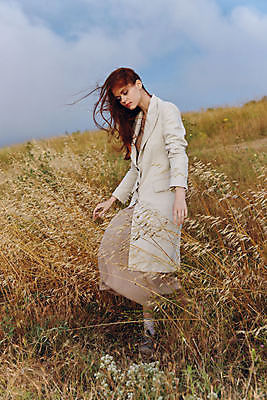 포토 JPG 해외이미지 주간 전신 여자 밭 자연 하늘 고개숙이기 한명 성인 야외 옆모습 코트 내추럴 성인여자한명만 해외포토 자연요소 1 뷰포인트 농업 숙이기 사람 외투 생태계 여자한명만 성인여자만 파일형식 이미지허브