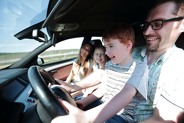 포토 JPG 해외이미지 여자 남자 행복 아들 어린이 가족 자동차 엄마 함께함 앉기 소년 여러명 상반신 성인 옆모습 부모 운전 육아 잡기 아빠 승차 핸들 해외포토 감정 육상교통 뷰포인트 다수 컨셉 관계 모션 사람 파일형식 이미지허브